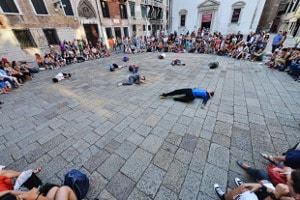 Una performance nei campi veneziani - foto di Andrea Avezzù