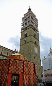 montaggio Obludarium Forman piazza del Duomo Pistoia2