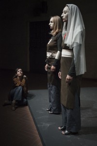 Daria Deflorian, Monica Piseddu e Monica Demuru (foto di Duccio Burberi)