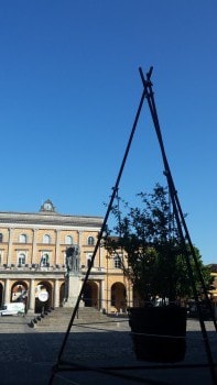 Piazza Ganganelli, con un'opera di Andreco